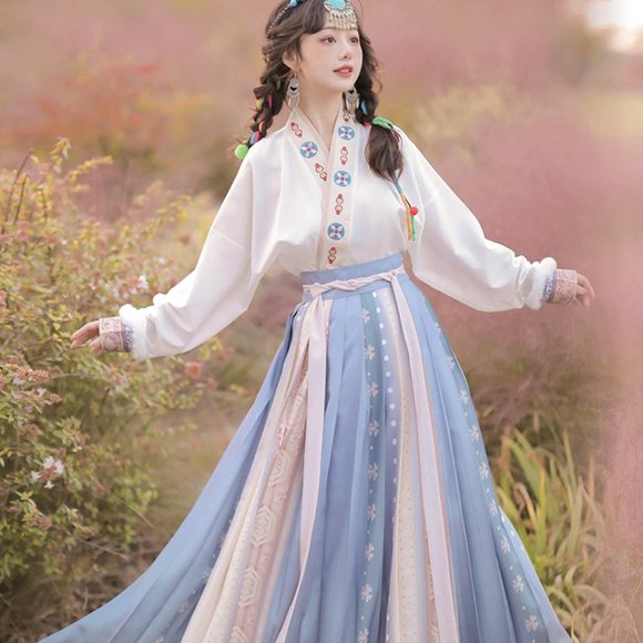 Song Dynasty Outfit Set | Top, Pleated Gradient Maxi Skirt, Lamb Wool Coat, Belt - Picture 6 of 7
